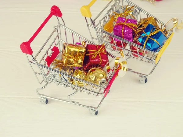 En vagn full med gåvor, uppfattningen om julklappar och shopping, begreppet online shopping — Stockfoto
