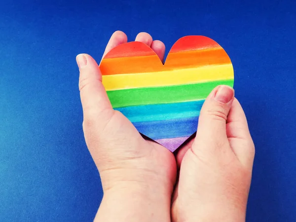 Rainbow Heart Lgbt Rights Koncept Handen Håller Ett Hjärta Målat — Stockfoto