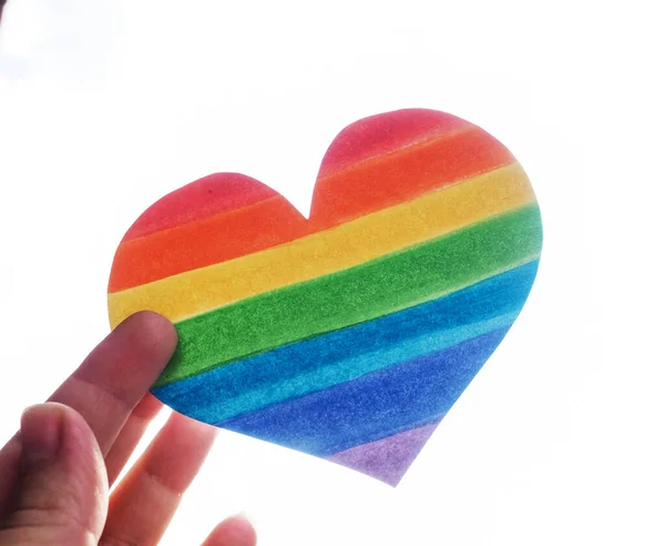 Rainbow Heart Lgbt Rights Koncept Handen Håller Ett Hjärta Målat — Stockfoto