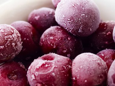 Siyah arka planda dondurulmuş tatlı kiraz