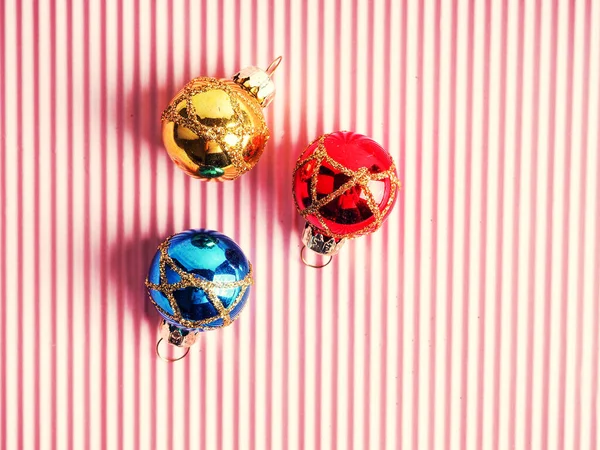 Kerstmis Ballon Roze Achtergrond Kerstmis Decoratie Kerstbal Met Lint Boog — Stockfoto