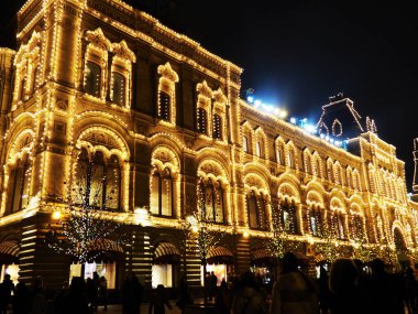 Şehir ışıkları Bokeh, Parlak Noel Sokağı aydınlatması binaların ön cephesinde. Şehir, Noel tatili için dekore edilmişti. Yeni Yıl Işıkları Parıldayan Bokeh Dekorasyonu
