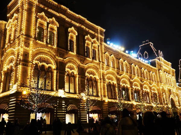 Stadsljus bokeh, Ljusa Christmas Street belysning på fasaden av byggnaderna. Staden är dekorerad för julhelgen. Nyårsljus Dekorera skimrande bokeh — Stockfoto