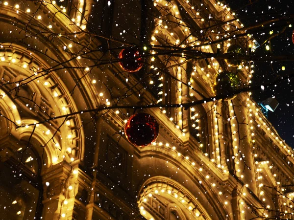 Stadsverlichting bokeh, Bright Christmas Street Verlichting op de gevel van de gebouwen. De stad is ingericht voor de kerstvakantie. Nieuwjaarslichten versieren glinsterende bokeh — Stockfoto