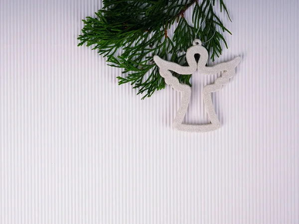 Julinredning med ängel. Vintage bakgrund. silhuett av en ängel på julafton, modern på en vit bakgrund — Stockfoto
