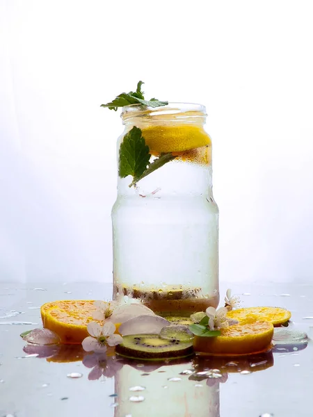 Infundiertes Entgiftungswasser Mit Orange Und Minze Eiskalter Sommercocktail Oder Limonade — Stockfoto