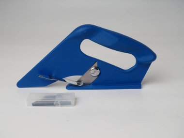 mavi halı kesicisi, beyaz arkaplanda izole edilmiş araç.