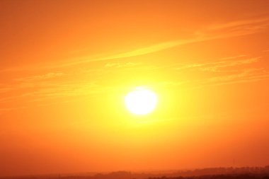 Güneş ışığı ve ufukta bulutlar. Akşam güneşinin bulutları arasında ilahi bir parıltı. Barış ve mutluluk kavramı