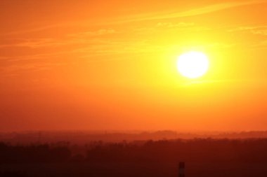 Güneş ışığı ve ufukta bulutlar. Akşam güneşinin bulutları arasında ilahi bir parıltı. Barış ve mutluluk kavramı