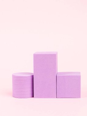 Pembe bloklar yığını. Geometrik şekiller hala yaşam bileşimi. Platonik figürler, basitlik konsepti fotoğrafçılığı. Pembe dikdörtgenler ve silindirler.