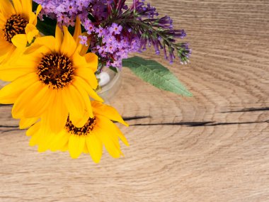 Bir buket yabani çiçek, bir ağacın arka planında..