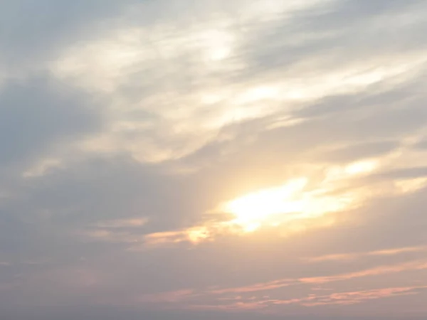 地平線の上の太陽と雲です 夜の暖かい太陽の雲を通して神の輝き 平和と幸福の概念 — ストック写真