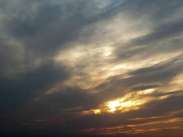 地平線の上の太陽と雲です 夜の暖かい太陽の雲を通して神の輝き 平和と幸福の概念 — ストック写真