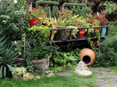Sokak pazarındaki ahşap kutuda ev bitkileri bir sokak kafesinin dışında bir sürü güzel saksı bitkisi..