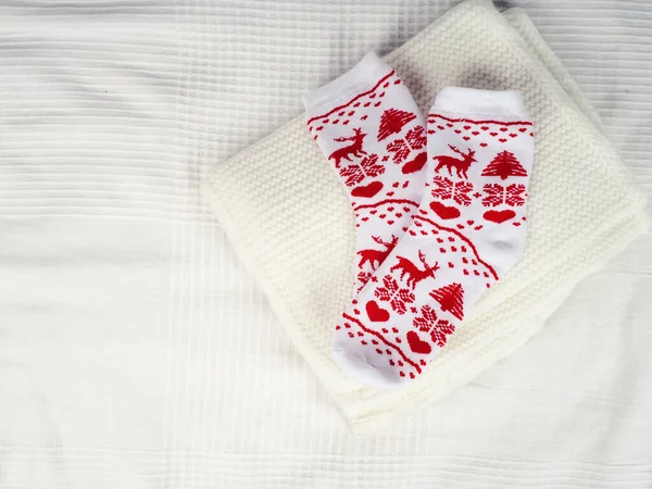 Meias Natal Mentira Vermelha Uma Cama Branca Espera Ano Novo — Fotografia de Stock