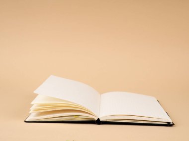 Mavi arkaplan üzerine açık bir kitap, yeni bilgi kavramı olarak açık sayfalar, çevrimiçi kişisel çalışma.