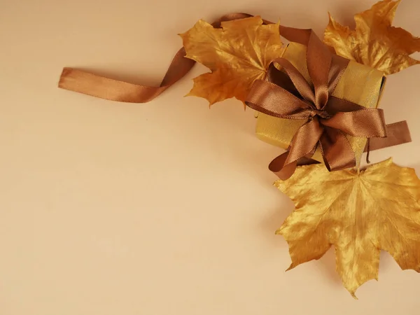 Herbststilleben Mit Gruppengeschenkbox Goldene Ahornblätter Und Geschenk Mit Band Platz — Stockfoto