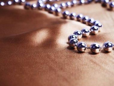 Altın Noel arkaplanı, yeni yıl dekorasyonu. Yılbaşı topları dumanlar ve altın bokeh ışıkları.