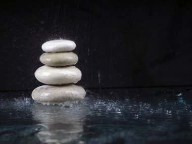 Koyu arkaplanda spa taşları piramidi, Zen taşları