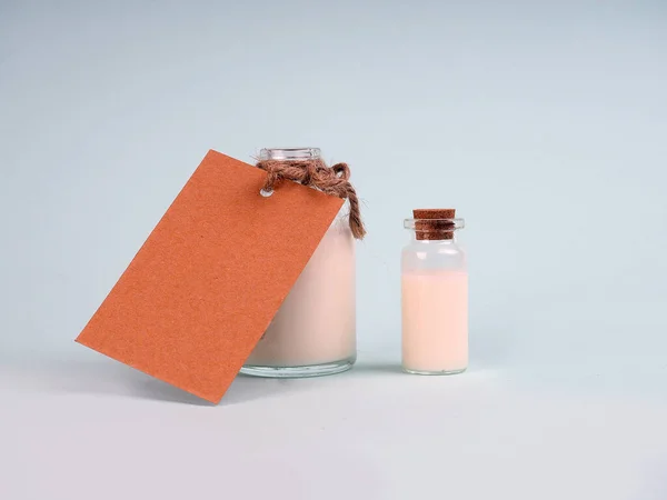 Маленька Пляшка Молока Пробірці Етикеткою Вашого Тексту — стокове фото