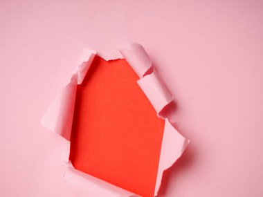 Pembe arkaplanı olan yırtılmış Kağıt Delik.