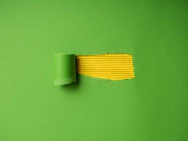 Yeşil ve sarı arkaplan ile yırtılmış Kağıt Deliği.