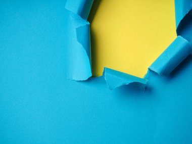 Sökülmüş Kağıt Deliği mavi ve sarı arkaplan.