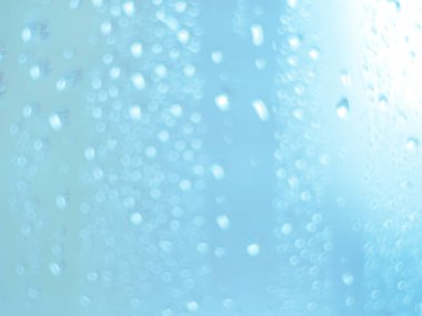 Renkli camlara su damlasına odaklan. Renkli pencere camlarına mavi ve pembe renkte su damlasına odaklan.