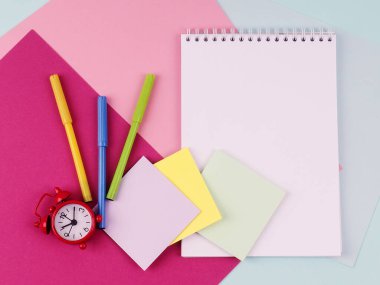 Boş Defterli Ofis Masası, Çıkartmalar, ofis aletleri. Eğitim konsepti. Boşluğu kopyala