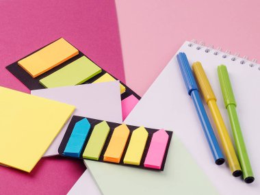 Boş Defterli Ofis Masası, Çıkartmalar, ofis aletleri. Eğitim konsepti. Boşluğu kopyala