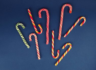 Mavi arka plandaki Noel kamışları, Noel konsepti, mesaj yeri, tebrik kartı..