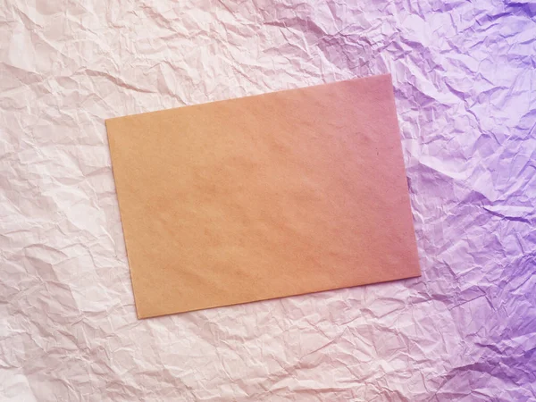 Buruşmuş Kağıt Üzerinde Işi Zarfı Tasarım Yeri Posta Gönder — Stok fotoğraf