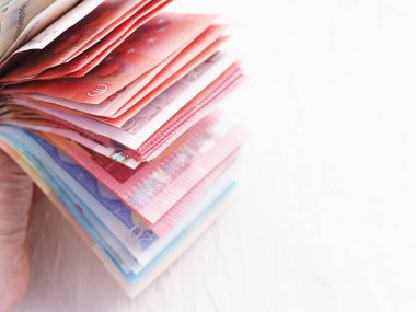 Beyaz arka planda bir yığın Euro parası, bozuk paralar. Finans ve iş kavramı.