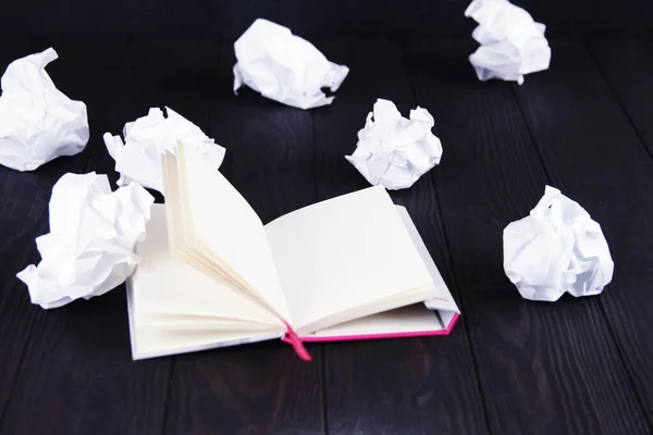 Concepto Escritura Trozos Papel Arrugados Con Una Hoja Papel Blanco — Foto de Stock