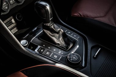 Moskova, Rusya - 22 Eylül 2017 Volkswagen Tiguan kompakt 4motion crossover araba Volkswagen, iç görünüm üretilen Suv. Yeni otomobil - Volkswagen Tiguan test. İkinci nesil Volkswagen Tiguan. 2.0 TSI motoru. AWD