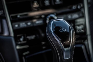 Moskova, Rusya - 1 Eylül 2017 Infiniti Q60 coupe Araba, iç görünüm. Yeni araba - Infiniti Q60 Coupe testi. İş sınıfı salon ve V6 motoru. Sigorta primi spor coupe. 405 beygir V6 motor.