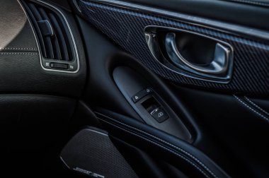 Moskova, Rusya - 1 Eylül 2017 Infiniti Q60 coupe Araba, iç görünüm. Yeni araba - Infiniti Q60 Coupe testi. İş sınıfı salon ve V6 motoru. Sigorta primi spor coupe. 405 beygir V6 motor.