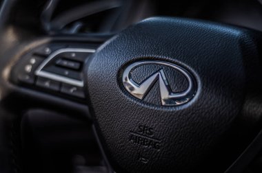 Moskova, Rusya - 1 Eylül 2017 Infiniti Q60 coupe Araba, iç görünüm. Yeni araba - Infiniti Q60 Coupe testi. İş sınıfı salon ve V6 motoru. Sigorta primi spor coupe. 405 beygir V6 motor.