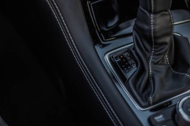 Moskova, Rusya - 1 Eylül 2017 Infiniti Q60 coupe Araba, iç görünüm. Yeni araba - Infiniti Q60 Coupe testi. İş sınıfı salon ve V6 motoru. Sigorta primi spor coupe. 405 beygir V6 motor.