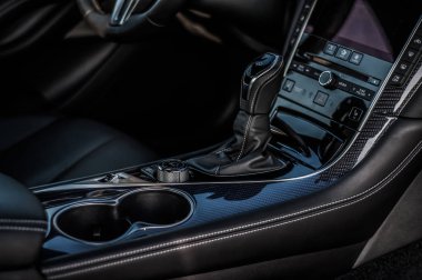 Moskova, Rusya - 1 Eylül 2017 Infiniti Q60 coupe Araba, iç görünüm. Yeni araba - Infiniti Q60 Coupe testi. İş sınıfı salon ve V6 motoru. Sigorta primi spor coupe. 405 beygir V6 motor.