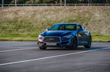 Moskova, Rusya - 1 Eylül 2017 Infiniti Q60 coupe Araba, ön görünüm. Yeni araba - Infiniti Q60 Coupe testi. İş sınıfı salon ve V6 motoru. Sigorta primi spor coupe. 405 beygir V6 motor.
