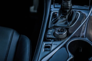 Moskova, Rusya - 1 Eylül 2017 Infiniti Q60 coupe Araba, iç görünüm. Yeni araba - Infiniti Q60 Coupe testi. İş sınıfı salon ve V6 motoru. Sigorta primi spor coupe. 405 beygir V6 motor.