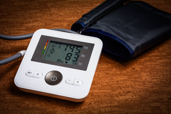 Крупный план цифрового монитора артериального давления показывает систолические и диастолические значения. Чистый и точный образ медицинского продукта