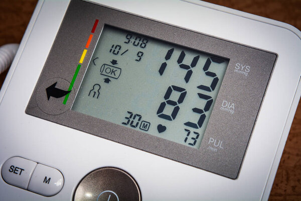 Крупный план цифрового монитора артериального давления показывает систолические и диастолические значения. Чистый и точный образ медицинского продукта