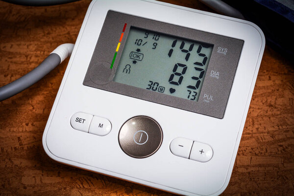 Крупный план цифрового монитора артериального давления показывает систолические и диастолические значения. Чистый и точный образ медицинского продукта