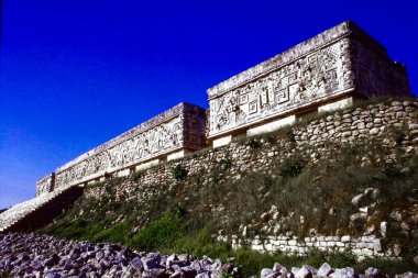 Meksika, Yucatan, Uxmal. Aralık 28,2000.Pancient Maya Şehri Uxmal Yucatan Meksika 'da bulunmaktadır. Görüntü, tropikal bir manzaradaki törensel binaları çevreleyen ikonik yapıları içeriyor.
