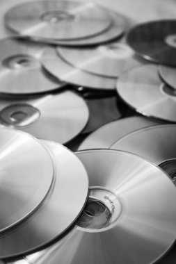 Teknik bir ayarda depolama, arşivleme veya multimedya üretimi için düzenlenmiş büyük miktarda boş CD ve DVD diski
