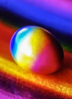 Gökkuşağı renkleriyle boyanmış canlı Paskalya yumurtası çeşitliliği, neşeyi ve bahar kutlamasını simgeliyor. Mevsimlik dekorasyon ve tatil temaları için mükemmel.