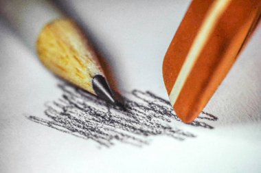 Eğitim veya yaratıcı temalar için nötr ışık altında düzenlenmiş kalem çizgileri, silgi izleri ve yazma aracı ile beyaz sayfa