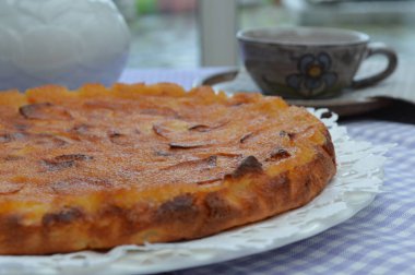 Masada bir fincan ile ev yapımı meyve pasta